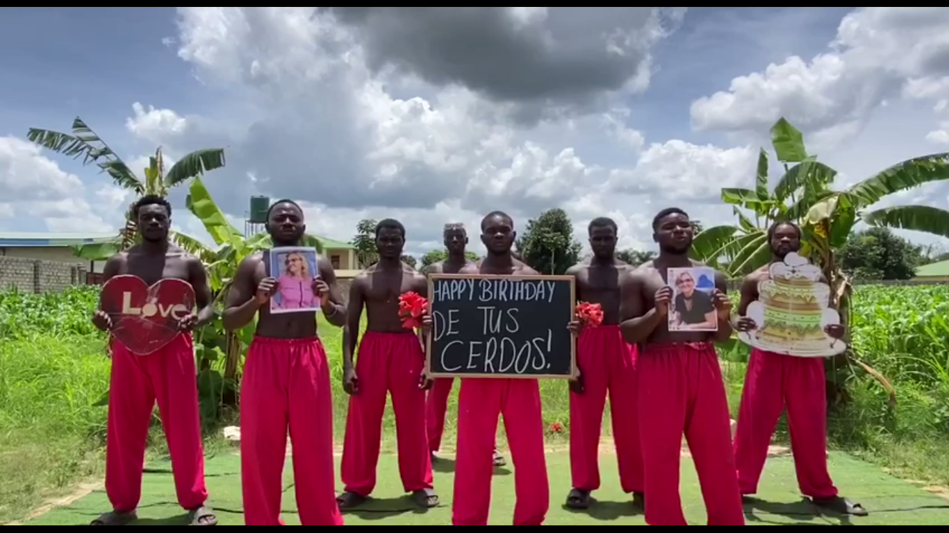 Esposa llorando lágrimas de felicidad al ver video felicitación personalizado desde África con bailarines y su nombre en pantalla