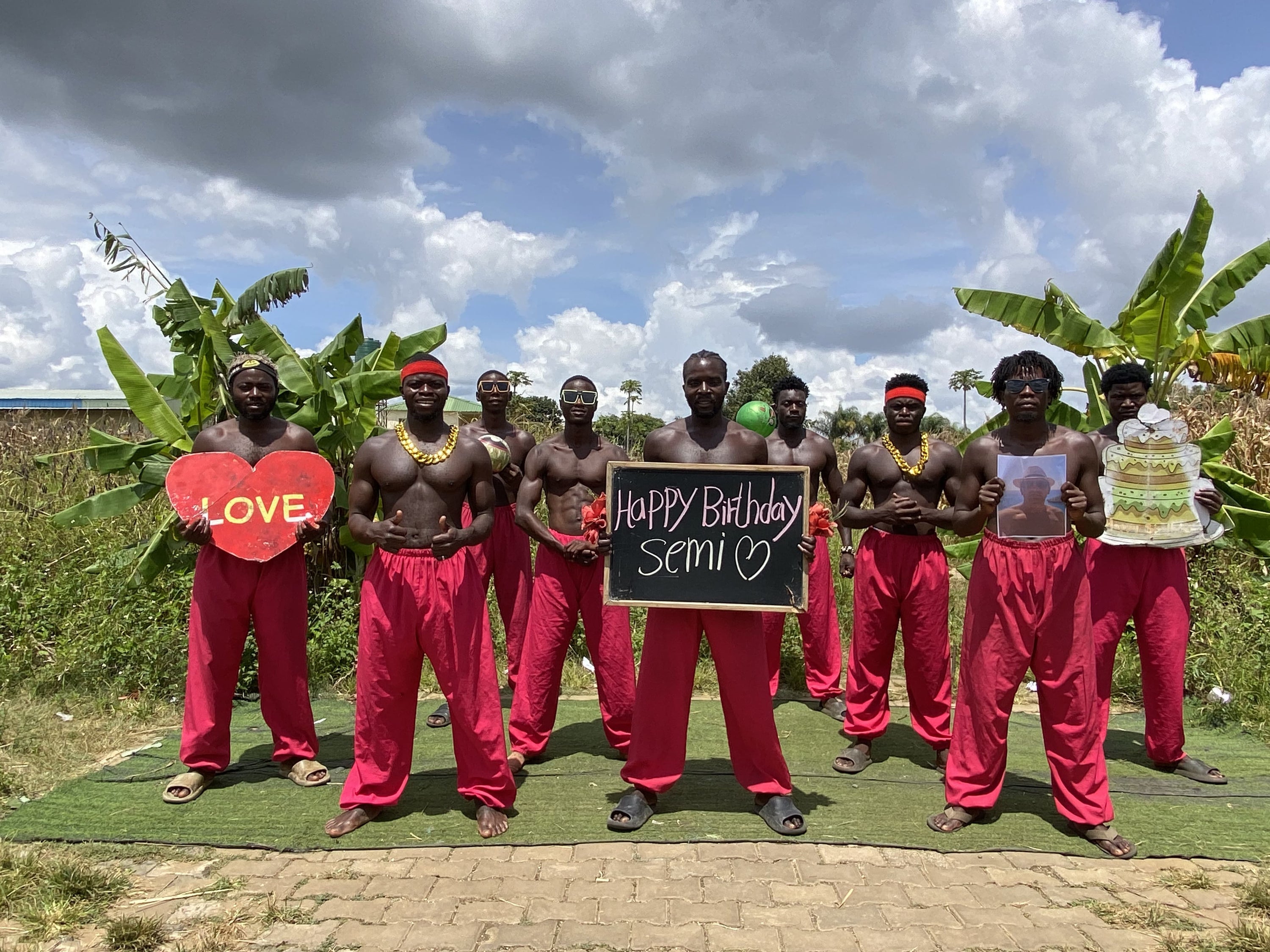 Afrikanisches Tanz-Glückwunschvideo für den Bruder zum Geburtstag