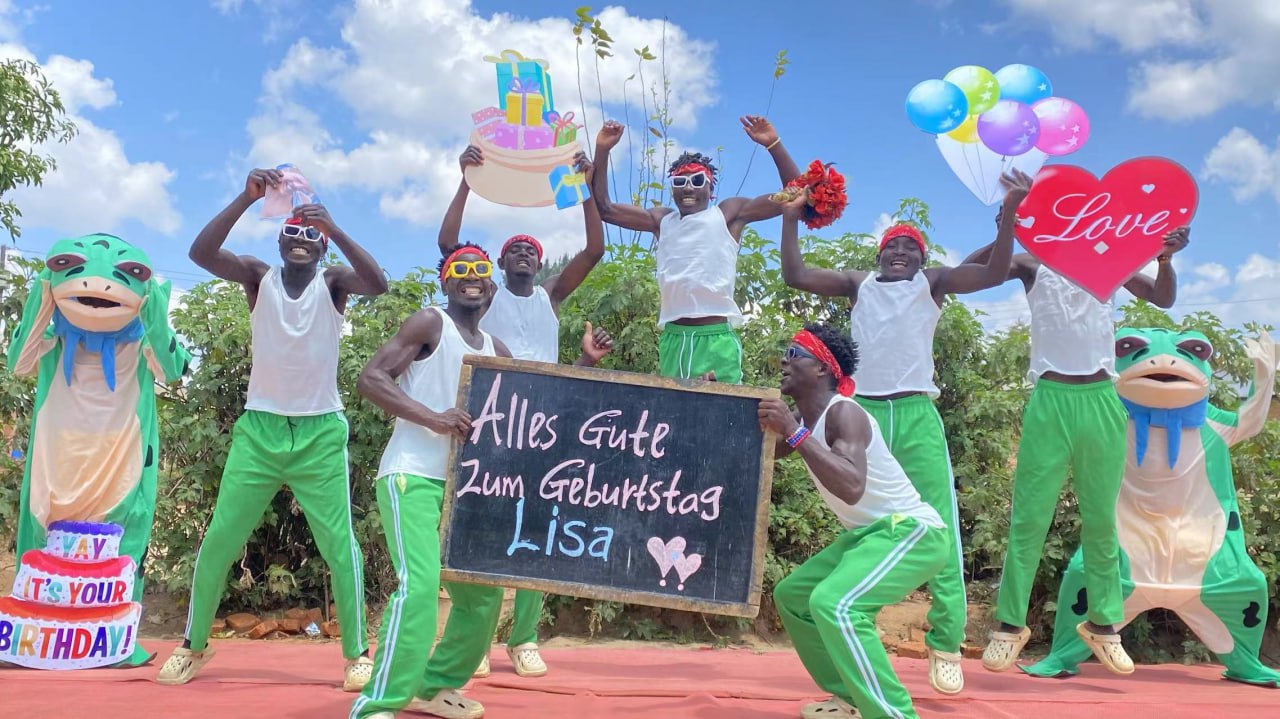 Tanzende Glückwünsche aus Afrika mit Foto, Text und Lieblingssong