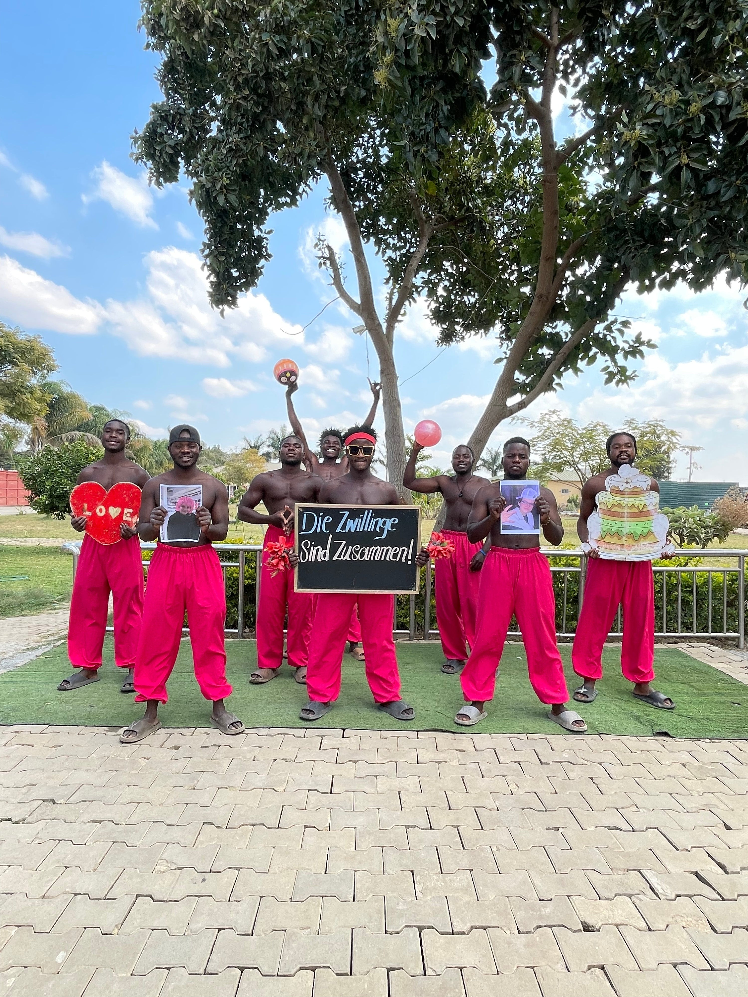 Manželka pláče šťastnými slzami při sledování personalizovaného video gratulace z Afriky s tanečníky a jejím jménem na obrazovce