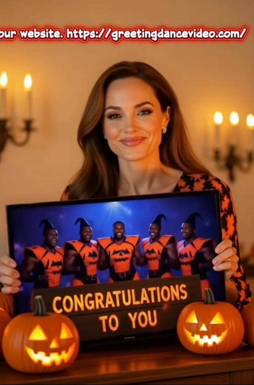 Femme tenant une vidéo de danseurs africains en tenue d’Halloween – message “Congratulations to You” depuis l’Afrique